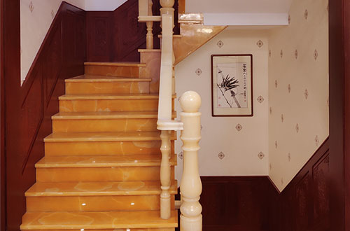 兰州中式别墅室内汉白玉石楼梯的定制安装装饰效果